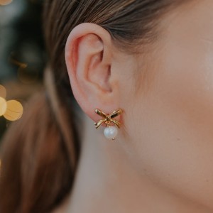 Kolczyki kokardki z perłą pozłacane