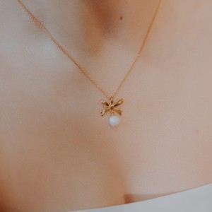 Naszyjnik kokardka z perłą pozłacany