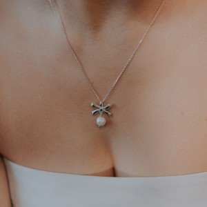 Naszyjnik kokardka z perłą srebrny