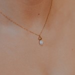 Delikatny naszyjnik z perłą i pozłacaną kuleczką